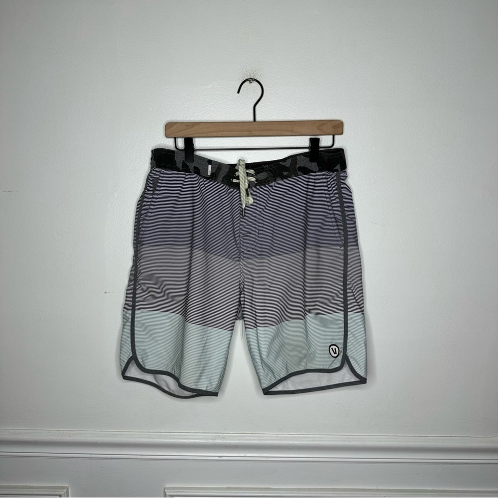 Vuori Cruise Hybrid Crossfit Boardshorts Striped Camo Unlined 7" Mens 32